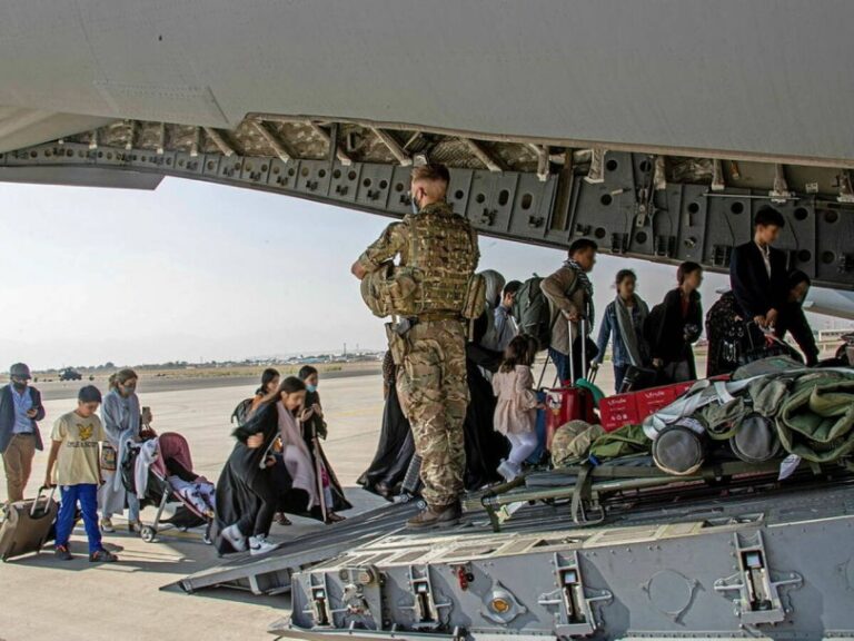 Italia evacua de Kabul a 85 colaboradores afganos y prepara más vuelos