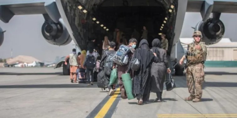 Salen de Kabul cuatro aviones rusos con más de 500 evacuados