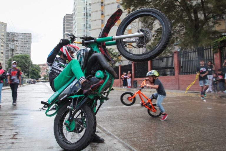 Motopiruetas, el deporte extremo que crece en los barrios populares de Venezuela