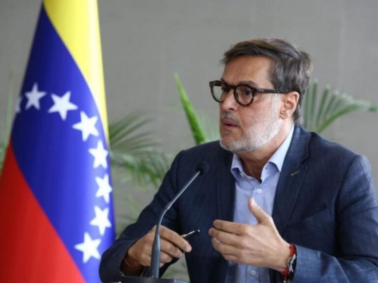 Ministro Plasencia acusa a Duque de violar decisión de Senado colombiano