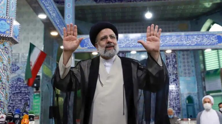 Raisí toma posesión como nuevo presidente de Irán