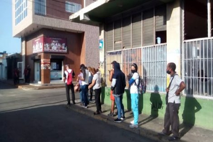 «Están en campaña política»: Puntofijenses se fueron a pie a sus hogares por falta de transporte el 4A