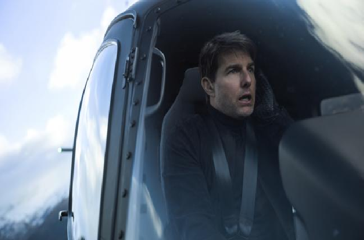 Tom Cruise aterrizó en helicóptero en el jardín de una familia inglesa