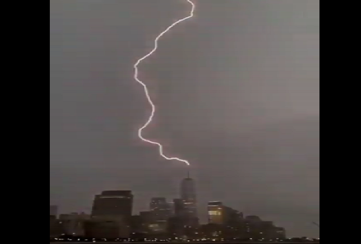 Un rayo cae sobre el One World Trade Center (+video)