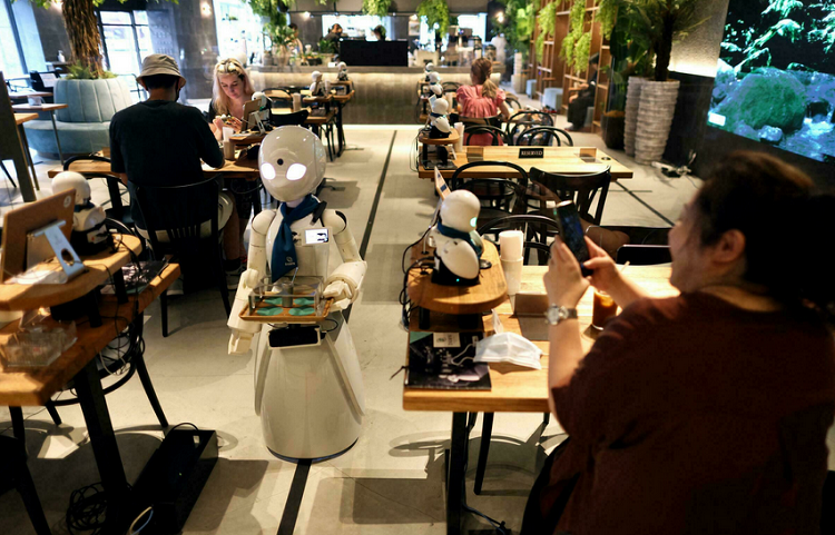 Cafetería es atendida por robots controlados a distancia por personas en situación de discapacidad