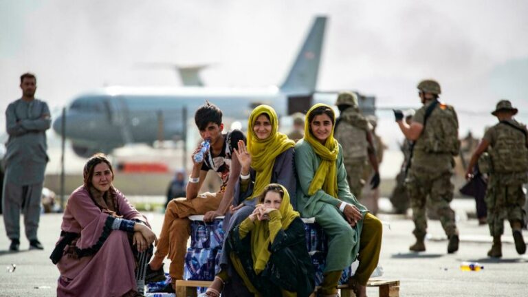Ecuador abre sus fronteras a refugiados afganos en un acuerdo con EEUU