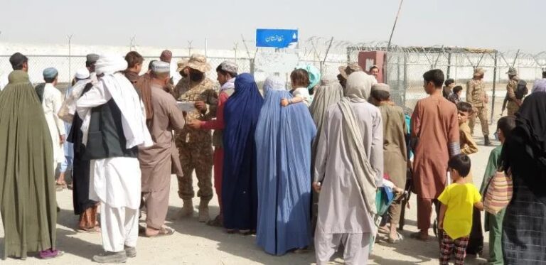 ACNUR pide a Pakistán que abra sus fronteras a los afganos en peligro
