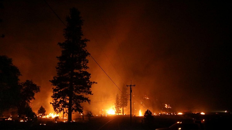 Nuevo incendio en California destruye más de 100 edificios y amenaza 7.000