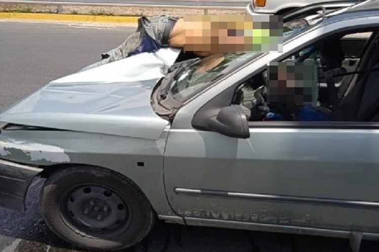 Quedó incrustado en el parabrisas: Un hombre muerto y una mujer herida dejó accidente de tránsito en Caracas
