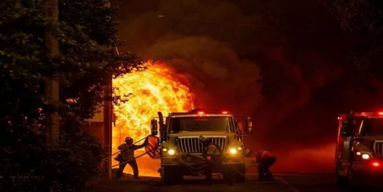 Un nuevo incendio en California arrasa un pueblo entero