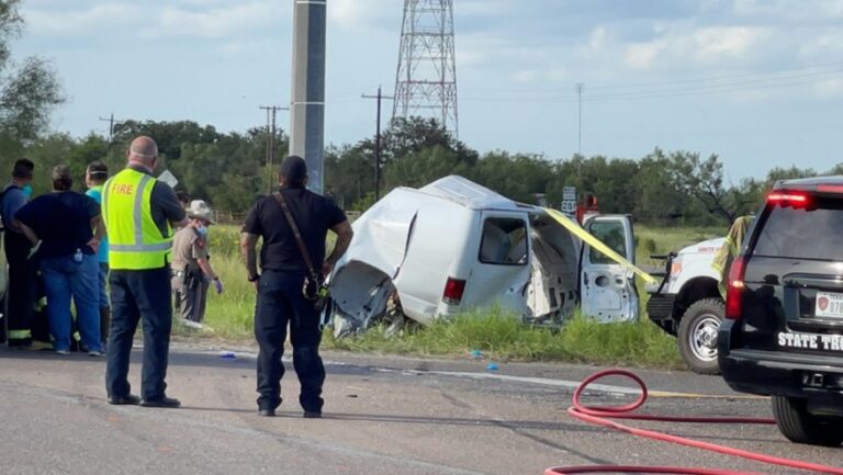 Al menos diez muertos deja accidente de una furgoneta de inmigrantes en Texas