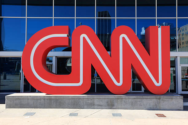CNN despidió a tres empleados por no estar vacunados