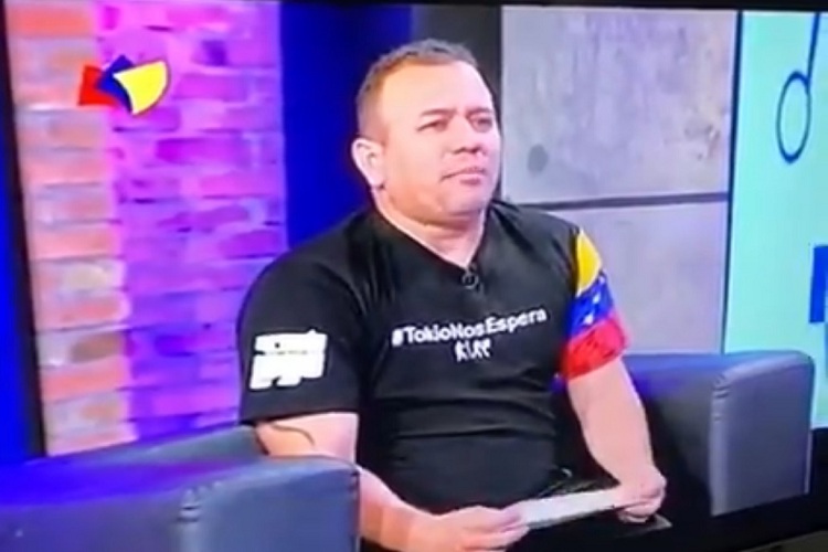 VIDEO: «Interrumpe eso», así censuró presentador de TVES a director técnico de deportes