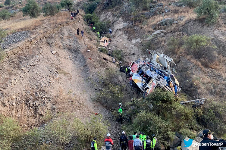 Mueren 17 pasajeros de bus que se estrelló y cayó a barranco en Perú
