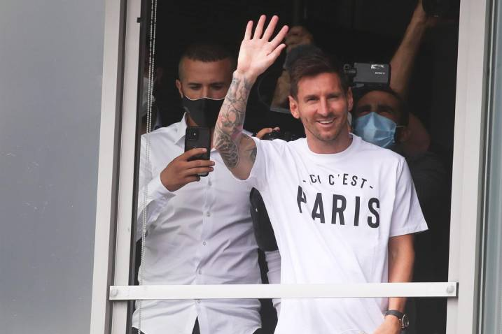Messi aterriza en París para firmar con el PSG