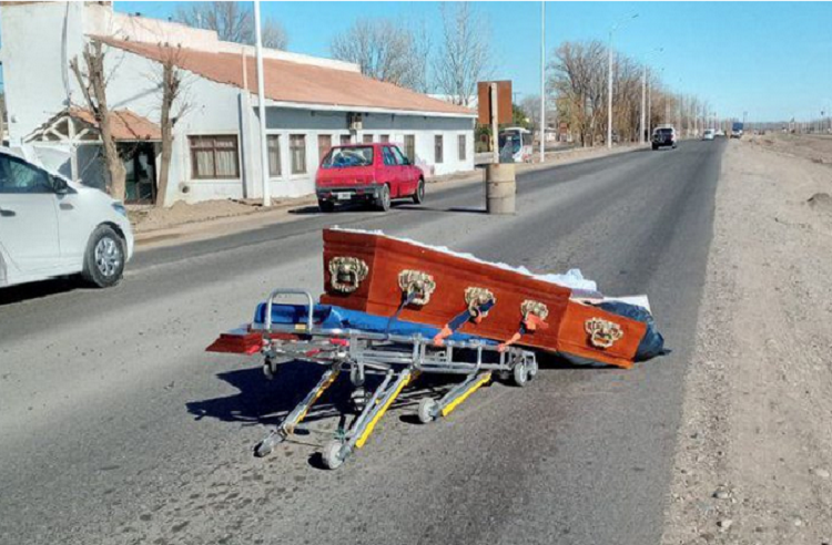 Carro fúnebre dejó caer un cadáver en medio de la avenida
