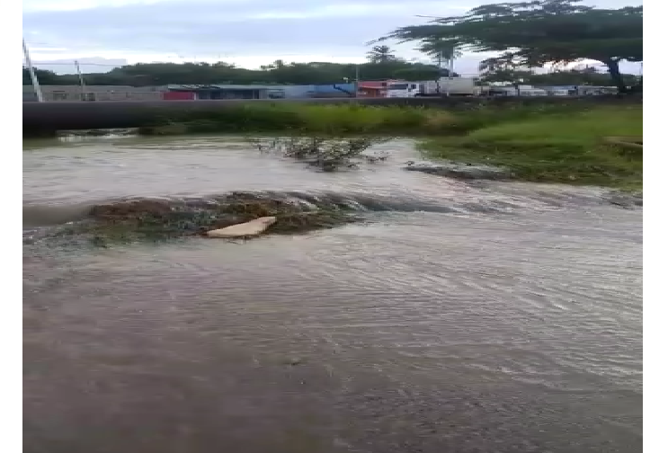 Rotura de tubería de agua inunda  las calles y casas de Tacuato (+video)