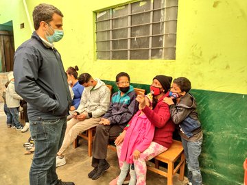 Niños venezolanos en Perú reciben donaciones del equipo de Guaidó