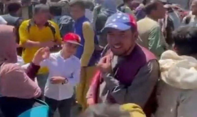 Afgano viraliza las redes al llevar una gorra de Venezuela frente al aeropuerto de Kabul