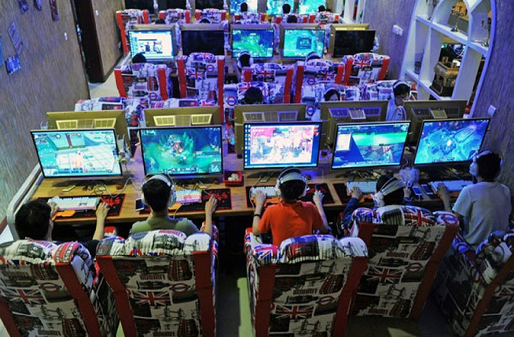 China prohíbe que los menores jueguen en línea más de tres horas semanales