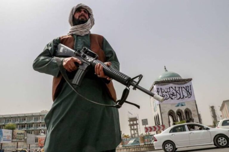 Talibanes reprimen una masiva manifestación