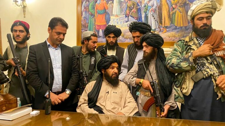 Los talibanes piden apoyo internacional para reconstruir la economía afgana