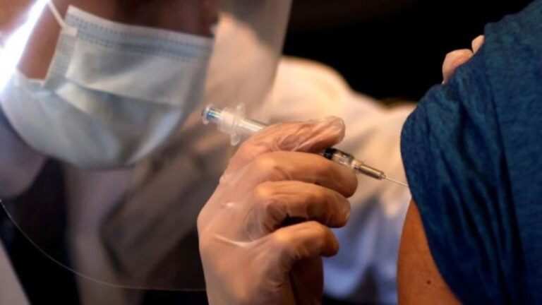Tribunal argentino ordena reabrir investigación por presunta «vacunación VIP»