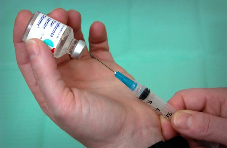 La vacuna contra la gripe protege contra una severa covid, según un estudio global