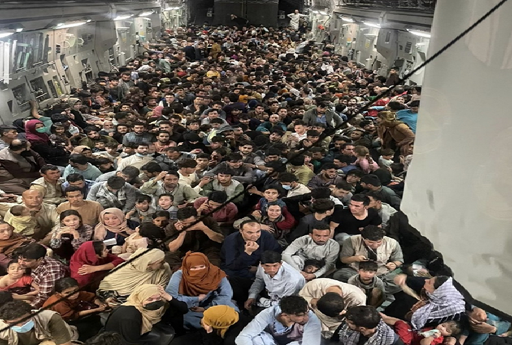 Más de 600 personas se apiñaron en un avión militar de EE.UU. para huir de Afganistán