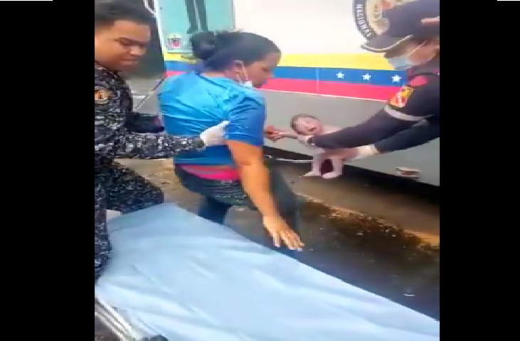 Mujer parió en plena calle de Caracas (+video)