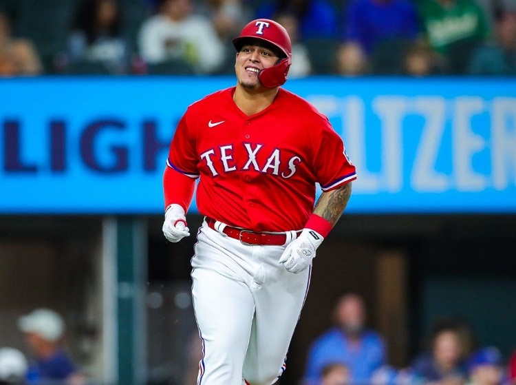 Yohel Pozo fue decisivo en su primer juego con los Rangers de Texas