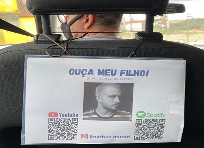 Padre colgó cartel promocionando a su hijo cantante en su taxi