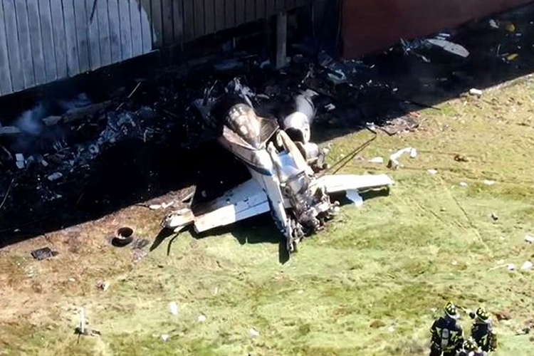 Avioneta se estrelló contra un edificio y murieron cuatro personas