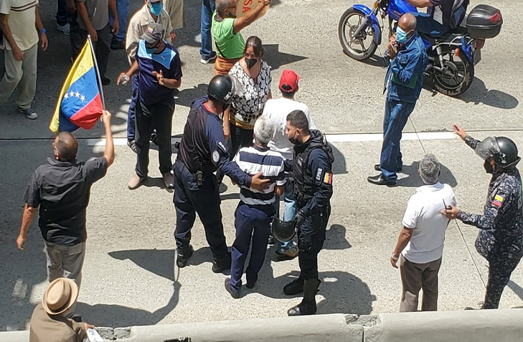 Autoridades de Pdvsa no atendieron a los jubilados en protesta, pero le enviaron a la policía