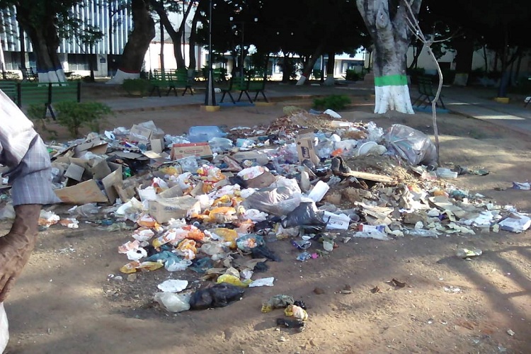 Denuncian botadero y putrefacción de desperdicios en la plaza Sucre de Coro