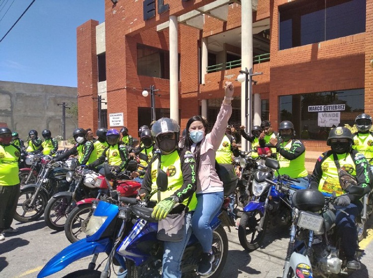 Gobernador Víctor Clark aporta uniformes para mototaxistas de Carirubana y Los Taques