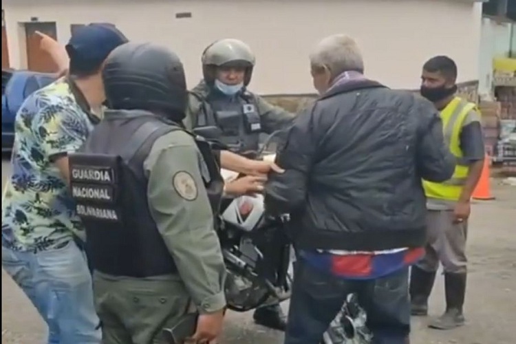 VÍDEO: Un abuelo fue sorprendido robando compotas en Táchira