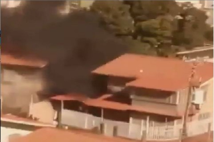 Video: Camioneta se incendia en un garaje en la urbanización 450 Años de Coro