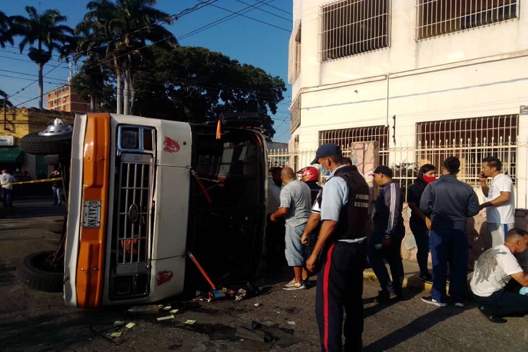 15 heridos en fuerte colisión de busetas en Barquisimeto