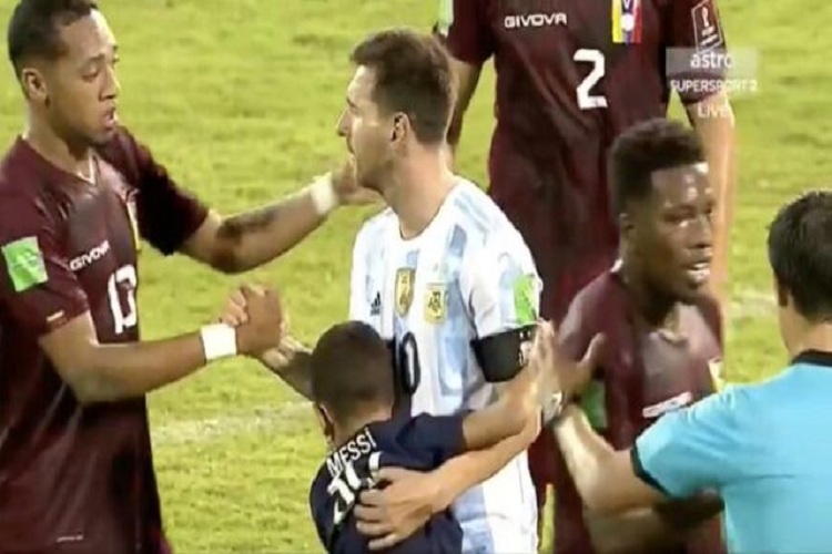 Yeison Ibarra, el niño que burló la seguridad para abrazar a Messi en el campo de la UCV