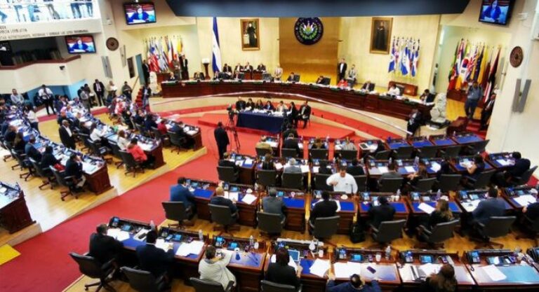 El Congreso salvadoreño cesa a jueces de 60 años cumplidos