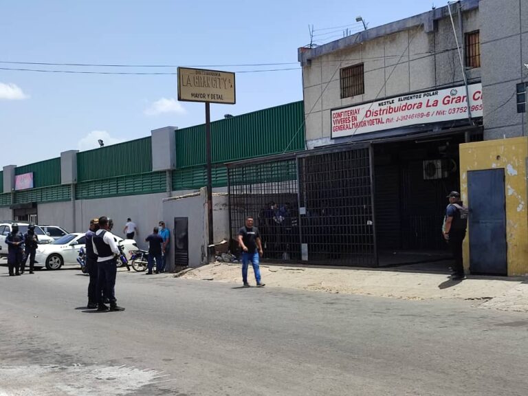 Dan de baja a dos delincuentes durante robo frustrado en el Centro de Punto Fijo