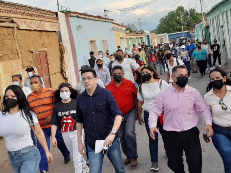 Atilio Yánez recorrió casa por casa en el sector La Guinea de Coro