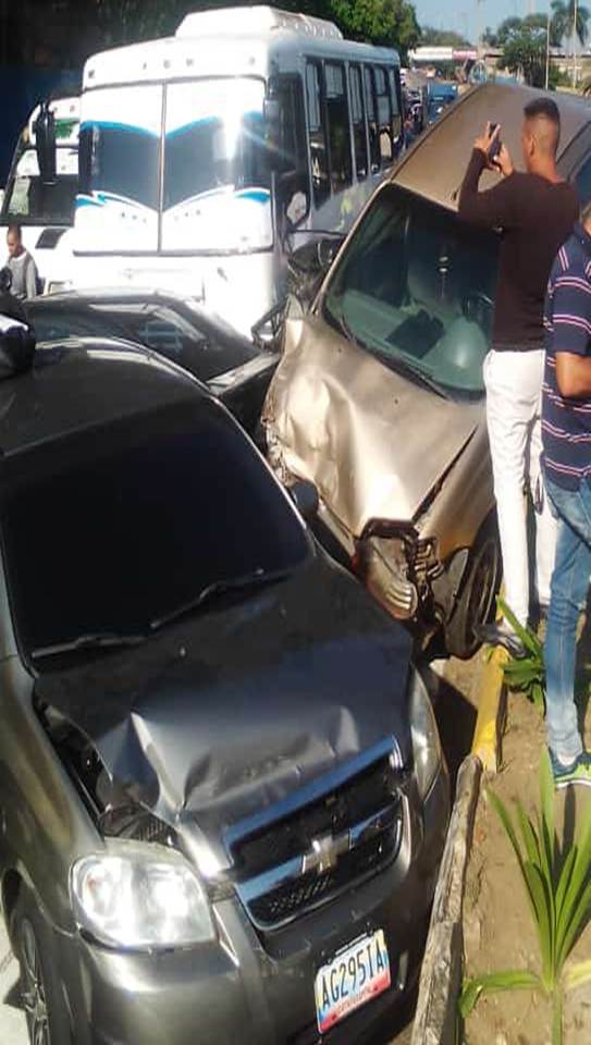 Buseta pierde el control e impacta con 13 carros en La Guaira (+Nueve lesionados)