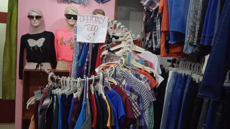 Tiendas de ropa compiten con precios para mejorar ventas