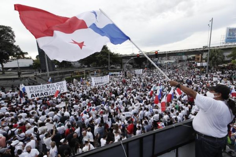 Masiva protesta contra el Parlamento de Panamá por una reforma electoral