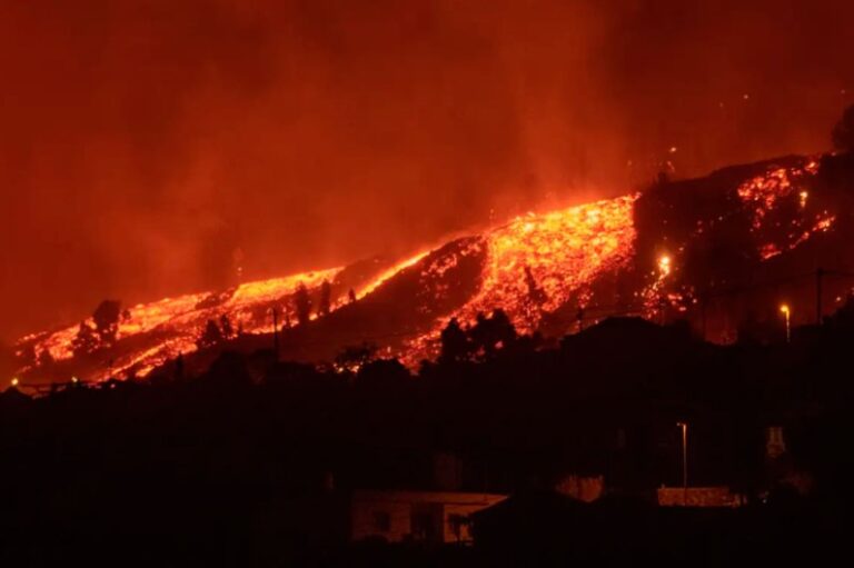 El volcán de la isla de La Palma vuelve a emitir lava y cenizas