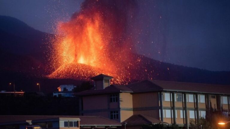 La erupción del volcán en La Palma continúa, con fases más explosivas