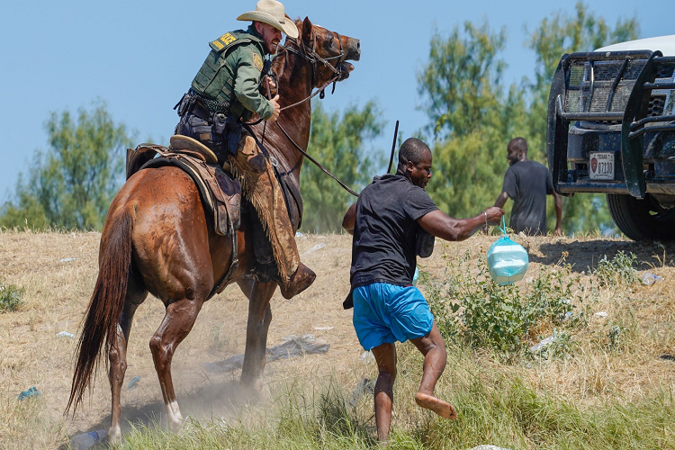EE.UU. deja de usar caballos para patrullar el cruce de haitianos en frontera