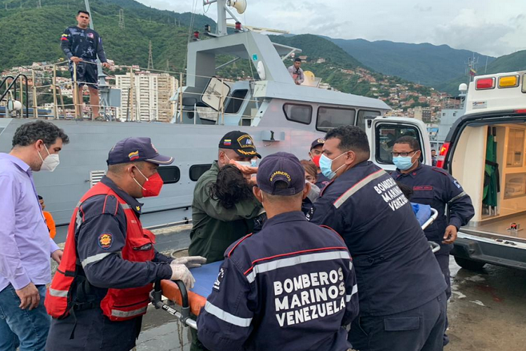 Niños hallados en balsa salvavidas tienen quemaduras de primer grado, deshidratación y estrés postraumático